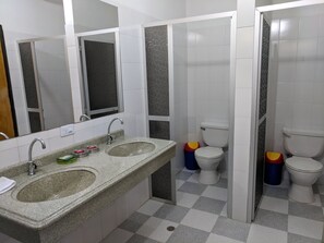 Shower, free toiletries, towels - Hotel Huaka - Yo (San Agustin)