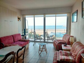 TV - Beachfront Studio with Balcony & Ocean View in Les Sables d'Olonne (Les Sables-d'Olonne)