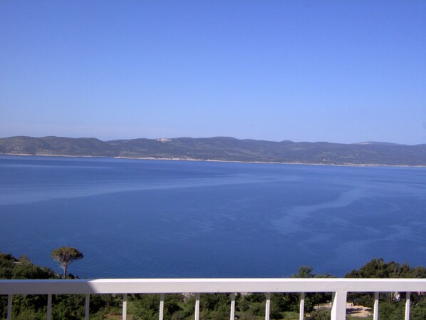 A coastal view with a clear sky, a calm sea, and a distant shoreline with hills. - newly renovated house, fantastic terrace with view of the sea (Dalmatien)