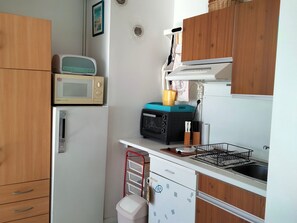 Kylskåp, mikrovågsugn, ugn och spishäll