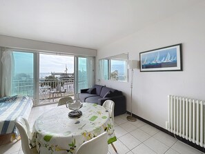 Unclassified image, 4 of 9, button