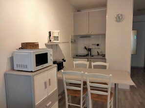 Réfrigérateur, four à micro-ondes, surface de cuisson, cafetière-théière