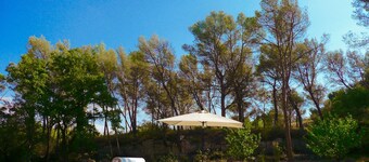 Near Aix-en-provence, country house, with pool without vis-à-vis