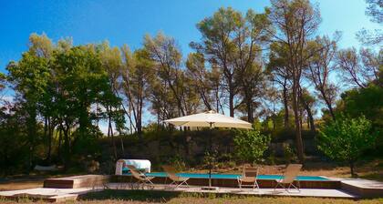 Near Aix-en-provence, country house, with pool without vis-à-vis