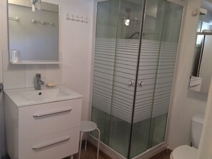 Douche, sĂšche-cheveux, serviettes fournies, savon