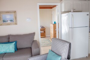 TV - Private Ocean Beach Cottage - #2 - Sleeps 2 Adults 2 Children (Fort Pierce)