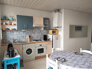 Kylskåp, mikrovågsugn, ugn och spishäll
