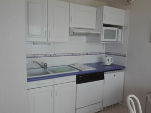 Jääkaappi, mikroaaltouuni, liesi, astianpesukone