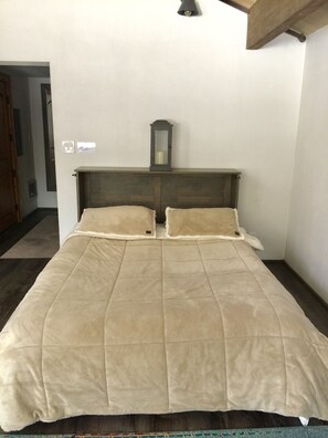 1 bedroom, iron/ironing board, WiFi (free), bed sheets