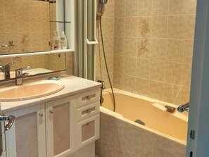 Bathroom - Apartment T3 for 6 guests, sea view, Les Sables d'Olonne, WiFi (Les Sables-d'Olonne)