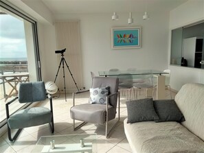 TV - Apartment T3 for 6 guests, sea view, Les Sables d'Olonne, WiFi (Les Sables-d'Olonne)