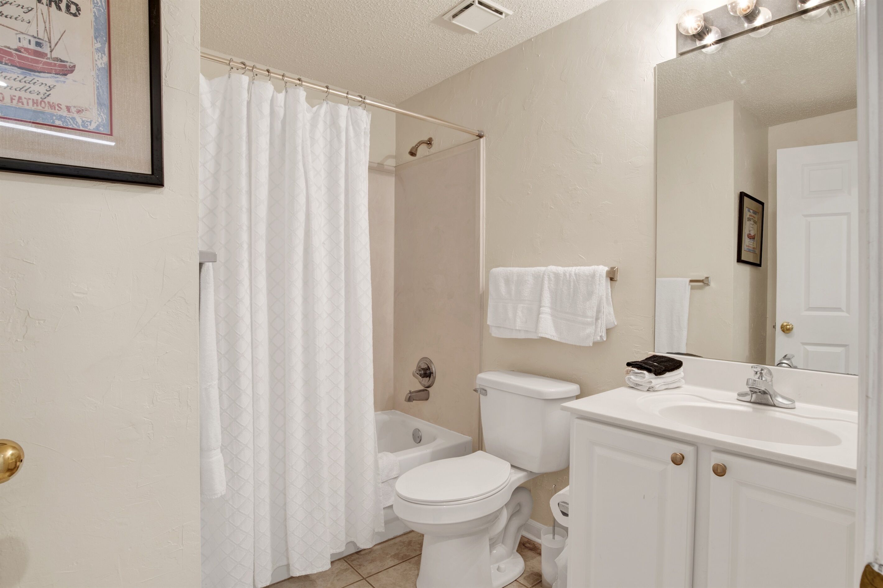 Un baño con inodoro, lavabo y ducha.