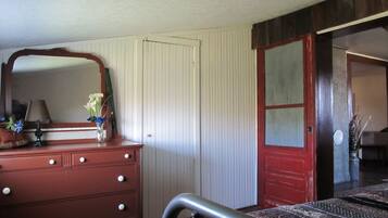 2 bedrooms, iron/ironing board, internet, bed sheets