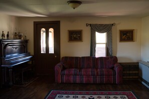 Fernseher, Kamin, DVD-Player, Bücher