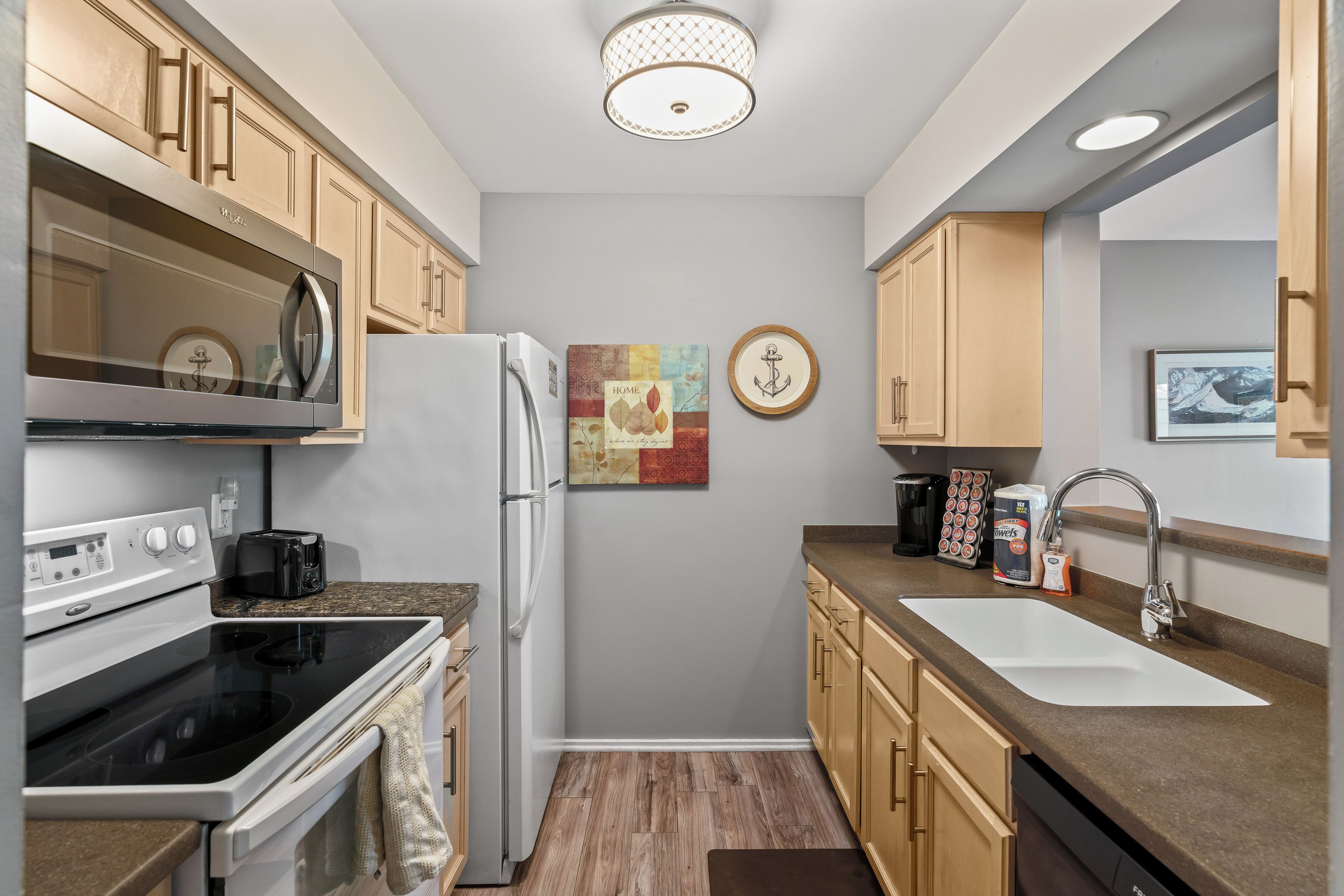 Kjøleskap, mikrobølgeovn, ovn og kokeplater