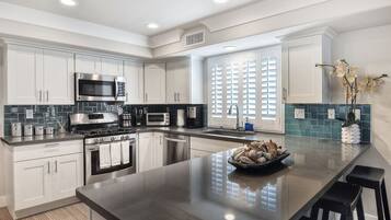 Geladeira, micro-ondas, fogão, cooktop