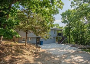 Exterior - Clean and Modern Private 4 BD Lakeside Home! A Vacation to Remember Forever! (Blue Eye)