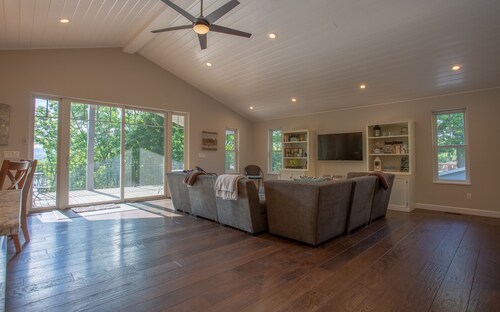 Clean and Modern Private 4 BD Lakeside Home! A Vacation to Remember Forever!