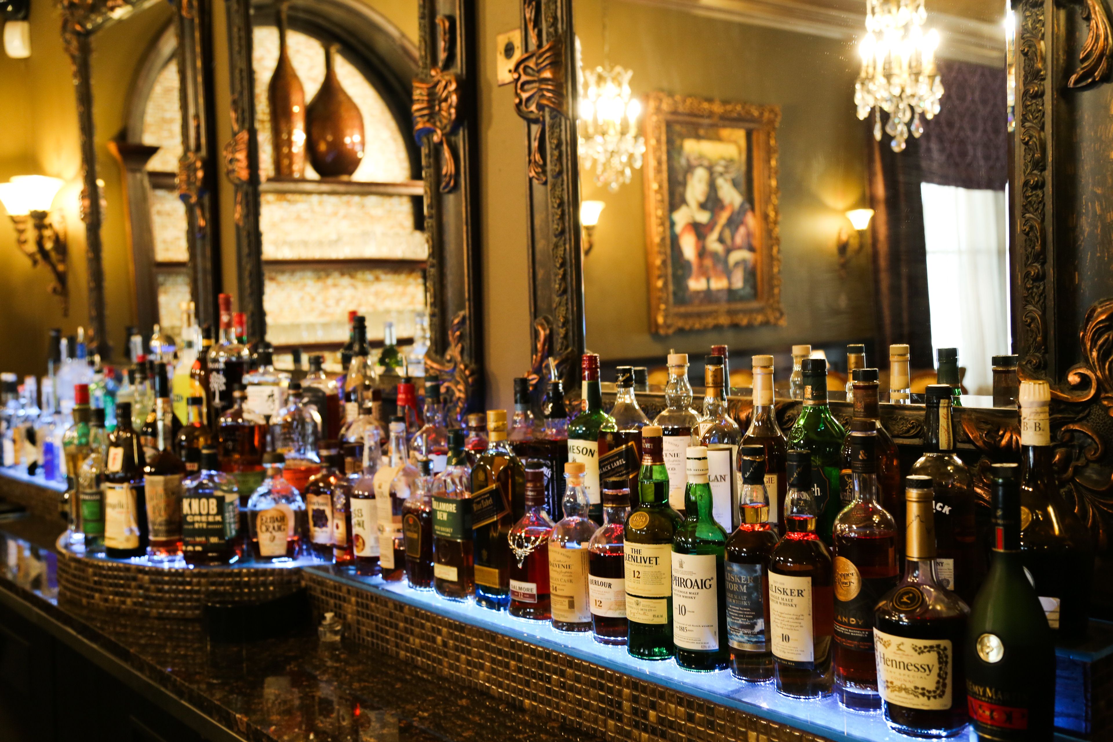 2 bars/lounges, cocktail bar