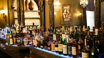 2 bars/lounges, cocktail bar