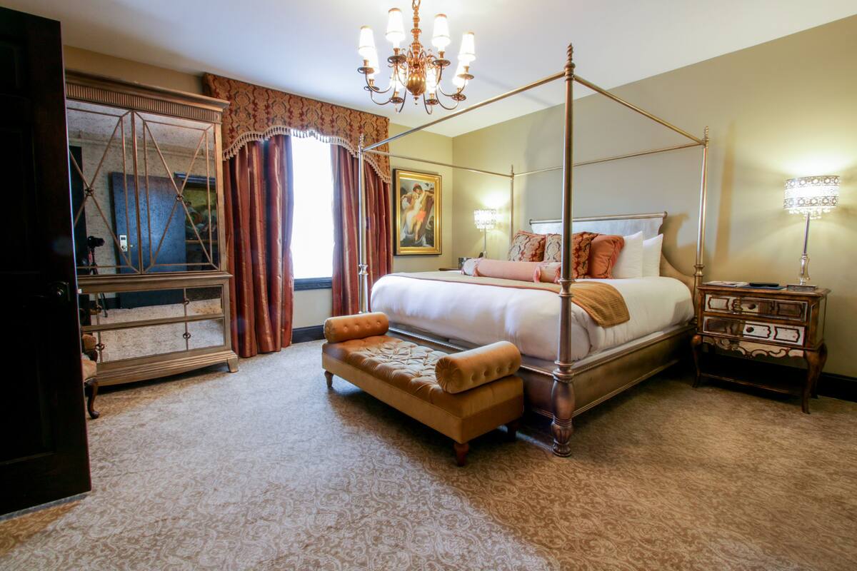Luxury Room, 1 King Bed | Egyptian cotton sheets, premium bedding, pillowtop beds, minibar