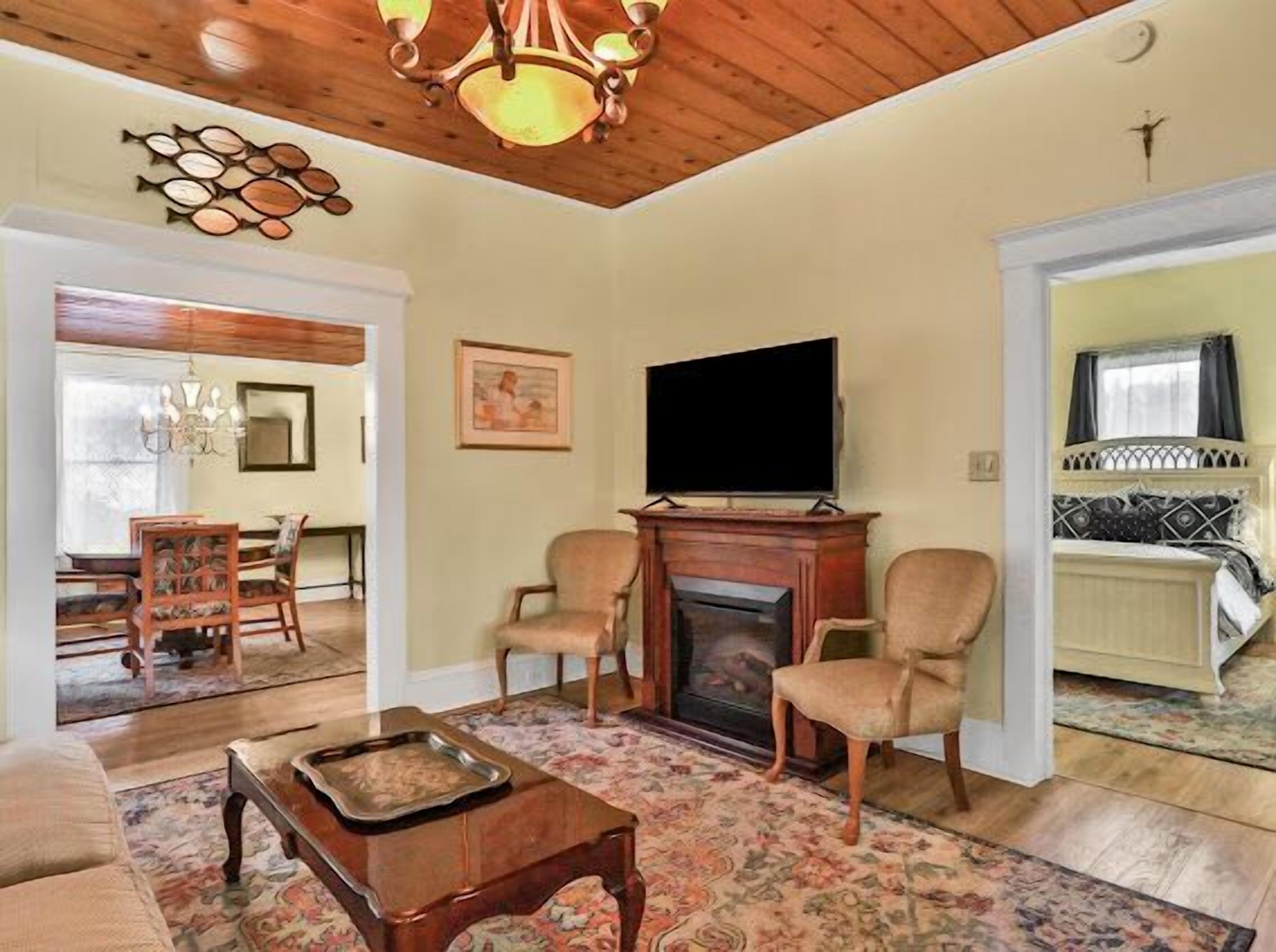 2 makuuhuonetta, työpöytä, silitysrauta/-lauta, ilmainen Wi-Fi