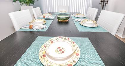 Close to Disney, shopping and golf! South facing pool and Hot Tub! Free WIFI!