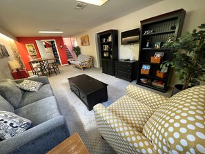 Smart TV, books - Charming garden level suite with private entrance (Denver)