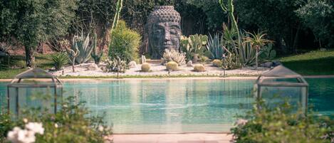 Una piscina al aire libre, una piscina infinita