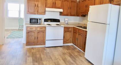 Beach Haven, UUSI ja kunnostettu, 2018! , alle 1 korttelin päässä rannalta! Täydellinen keittiö.