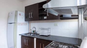 Refrigerador, microondas, horno, placa de cocina