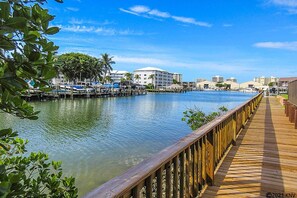 Marina - Great Fishing! Palm Trees And Sunshine! Lovely 1B/2B Estero Yacht & Racquet Club Condo On The Bay! Walk to Beach! Heated Pool! (Fort Myers Beach)