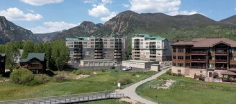 ¡Relájate junto al lago después de esquiar! Camina hasta el servicio gratuito de traslado de esquí y restaurantes.
