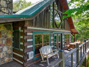 Outdoor dining - Large 5 bedroom, 4.5 bath that sleeps 22 with easy access to Pigeon Forge (Sevierville)