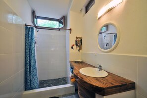 Een douche, een haardroger, handdoeken, zeep