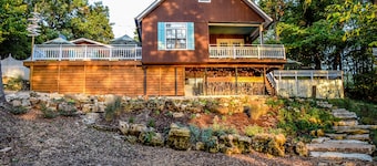 On the Rocks Cottage. Lakefront, Dog-Friendly. Sleeps 16. Bunkhouse. Free Wifi