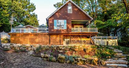 On the Rocks Cottage. Lakefront, Dog-Friendly. Sleeps 16. Bunkhouse. Free Wifi