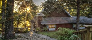 Exterior - On the Rocks Cottage. Lakefront, Dog-Friendly. Sleeps 16. Bunkhouse. Free Wifi (Eagle Rock)