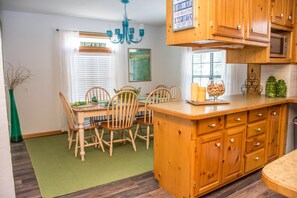 Dining - On the Rocks Cottage. Lakefront, Dog-Friendly. Sleeps 16. Bunkhouse. Free Wifi (Eagle Rock)