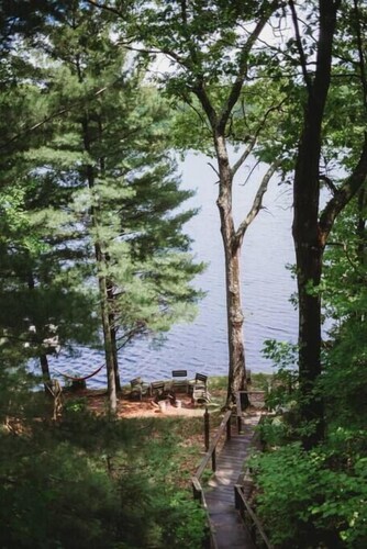 Kaunis päivitetty 3 makuuhuoneen mökki - tervetuloa Loon Lodge!