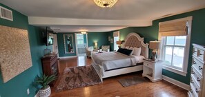 Room, 1 King Bed, Private Bathroom (Robbins Room)