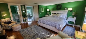 Quarto, 1 cama King, banheiro privativo (Holly Room) | Roupas de cama premium, edredons de pluma