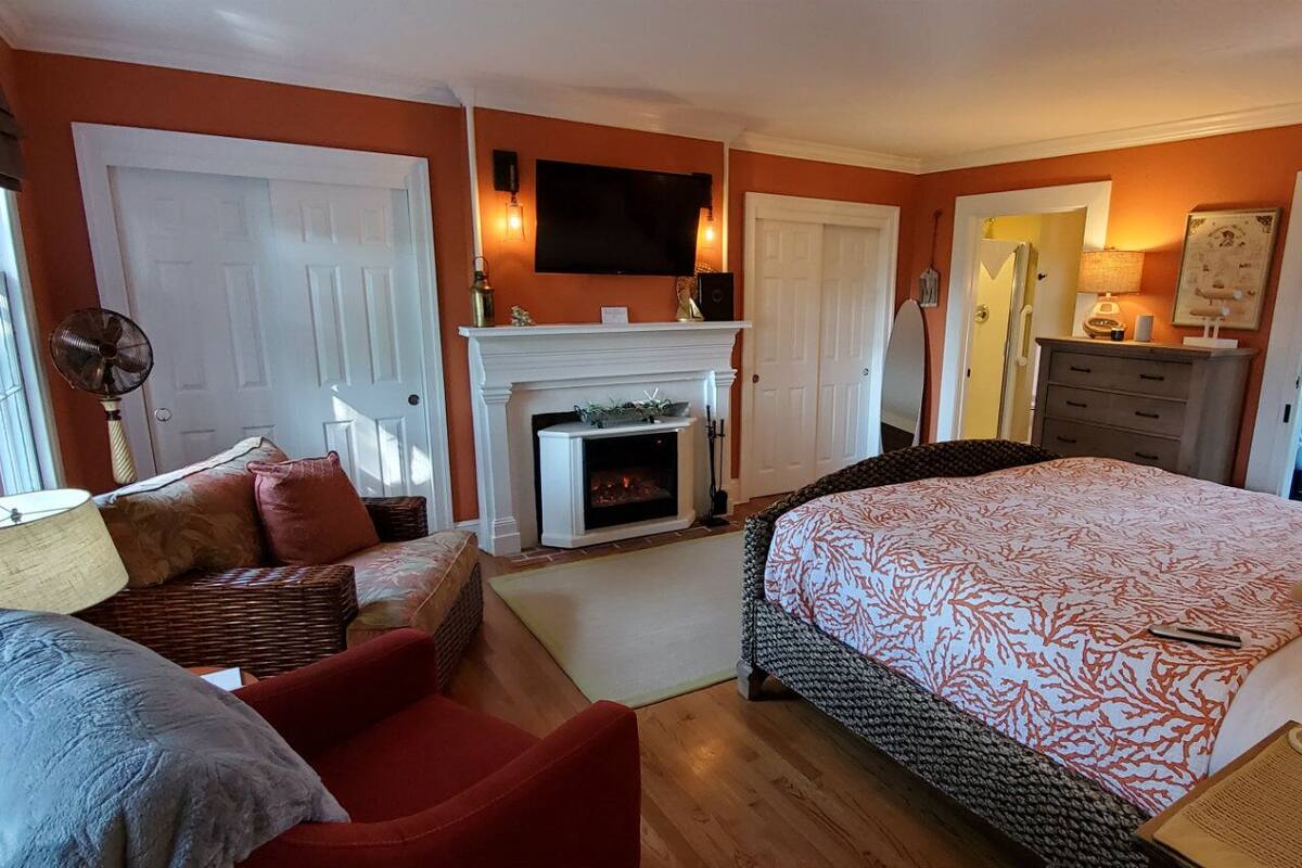 Room, 1 King Bed, Private Bathroom (Milton Room) | Premium bedding, down duvets, memory-foam beds, blackout curtains