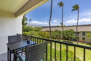 Outdoor dining - NEW GORGEOUS REMODEL-GREAT LOCATION-WELL EQUIPPED-METICULOUS CLEANING-AC (Kihei)