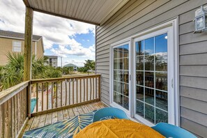 Property grounds - Southern Sunrise- Six Bedroom, Five Bath Third Row Home in Surfside with Pool (Surfside Beach)