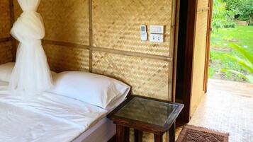 Pool Hut | Desk, iron/ironing board, free WiFi, bed sheets