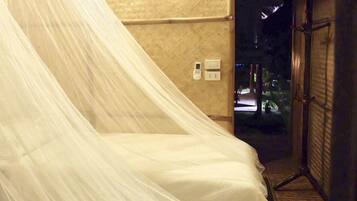 Pool Hut | Desk, iron/ironing board, free WiFi, bed sheets