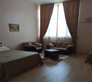 1 habitación, minibar, escritorio y wifi gratis