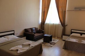 ميني بار ومكتب وواي فاي مجانًا