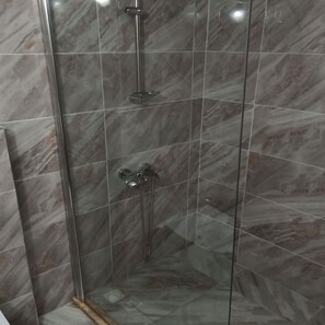 Shower, free toiletries, hair dryer, slippers - Naturel Otel (Gökçeada)